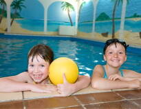 Efter en dag fullspäckad med sevärdheter kan ni slappa med wellness och barnen kan roa sig med pool och lekplats.