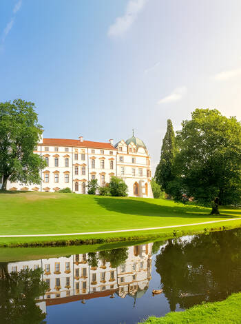 Celle welcomes you to cosy streets with half-timbered houses and the beautiful castle with its surrounding gardens.
