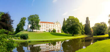 Celle welcomes you to cosy streets with half-timbered houses and the beautiful castle with its surrounding gardens.
