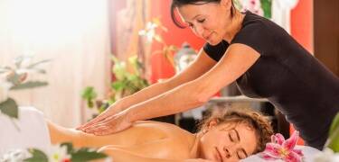 Koppla av med lugnande massage och spabehandlingar i en harmonisk miljö.