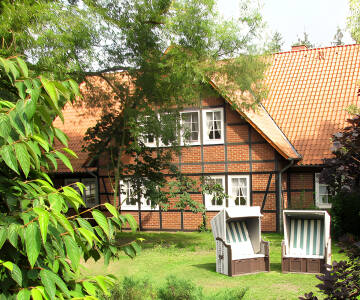 I dejligt vejr kan I nyde en afslappende stund med en bog i hotellets grønne områder.