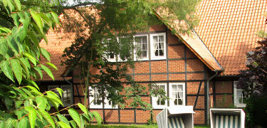 Vid härligt väder kan ni koppla av med en bok i hotellets grönområde!