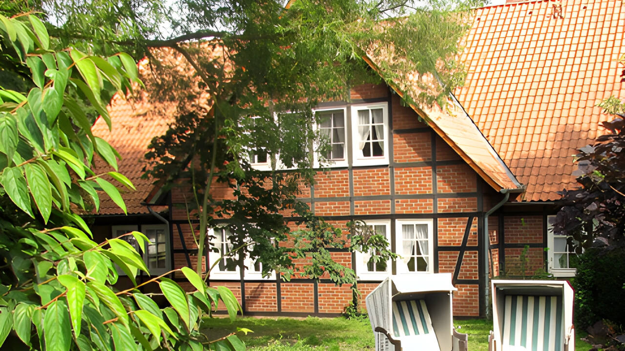 Vid härligt väder kan ni koppla av med en bok i hotellets grönområde!