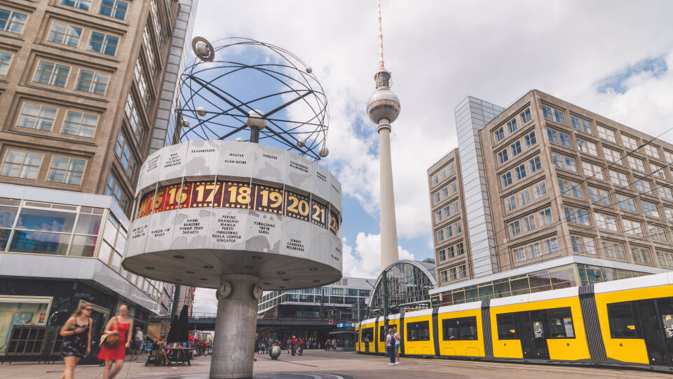 The hotel is 20 minutes from Berlin Mitte. Public transport is 200 metres from the hotel.