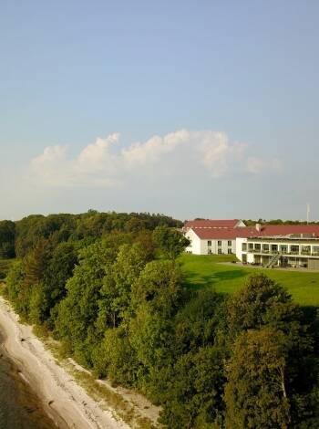 Från hotellet har ni bara en kort promenad ner till vattnet.