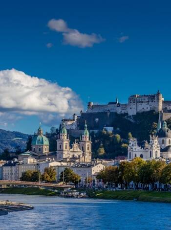 Salzburg och Linz, båda med rikt kulturliv och historia, är enkla utflyktsmål.