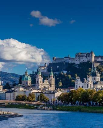 Salzburg och Linz, båda med rikt kulturliv och historia, är enkla utflyktsmål.