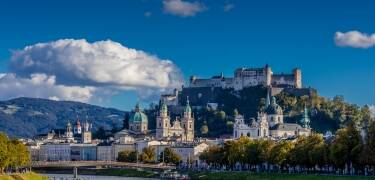 Salzburg och Linz, båda med rikt kulturliv och historia, är enkla utflyktsmål.