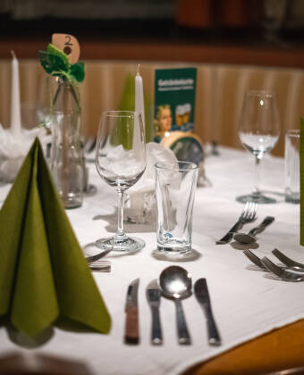 Njut av österrikiska specialiteter i restaurangen och slappna av i den mysiga vinbaren eller i den ljusa vinterträdgården.