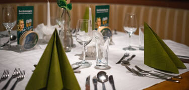 Njut av österrikiska specialiteter i restaurangen och slappna av i den mysiga vinbaren eller i den ljusa vinterträdgården.