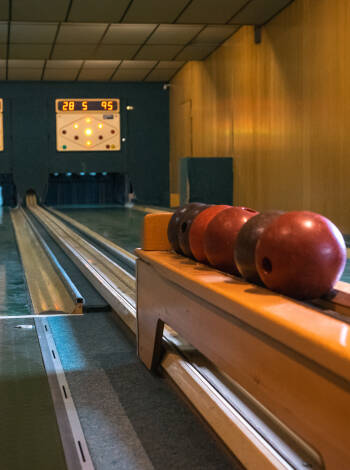 Ha roligt med ett vänskapligt parti bowling på hotellets helautomatiska banor.