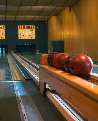 Ha roligt med ett vänskapligt parti bowling på hotellets helautomatiska banor.