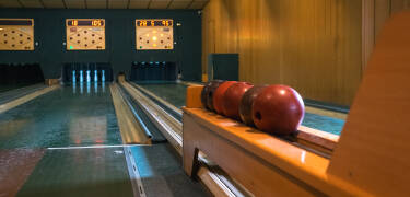 Ha roligt med ett vänskapligt parti bowling på hotellets helautomatiska banor.