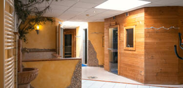 Slapp av i det koselige velværeområdet etter en aktiv dag.