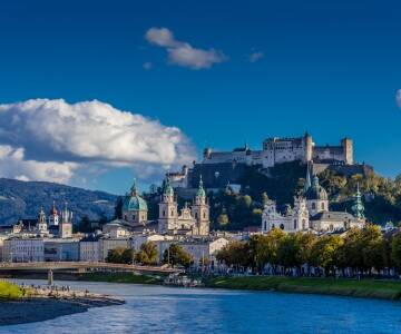 Salzburg och Linz, båda med rikt kulturliv och historia, är enkla utflyktsmål.