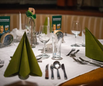 Genießen Sie regionale österreichische Spezialitäten im Restaurant und entspannen Sie in der gemütlichen Weinbar oder im hellen Wintergarten.