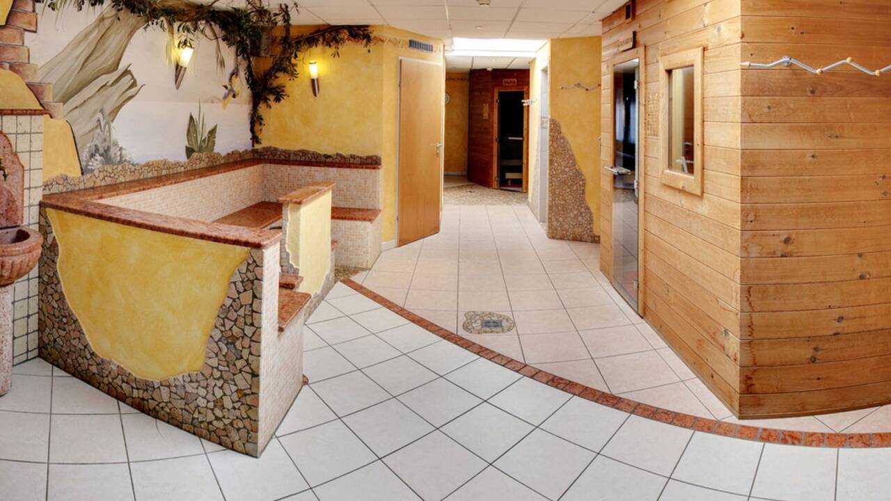 Koppla av i den mysiga wellnessavdelningen efter en aktiv dag.