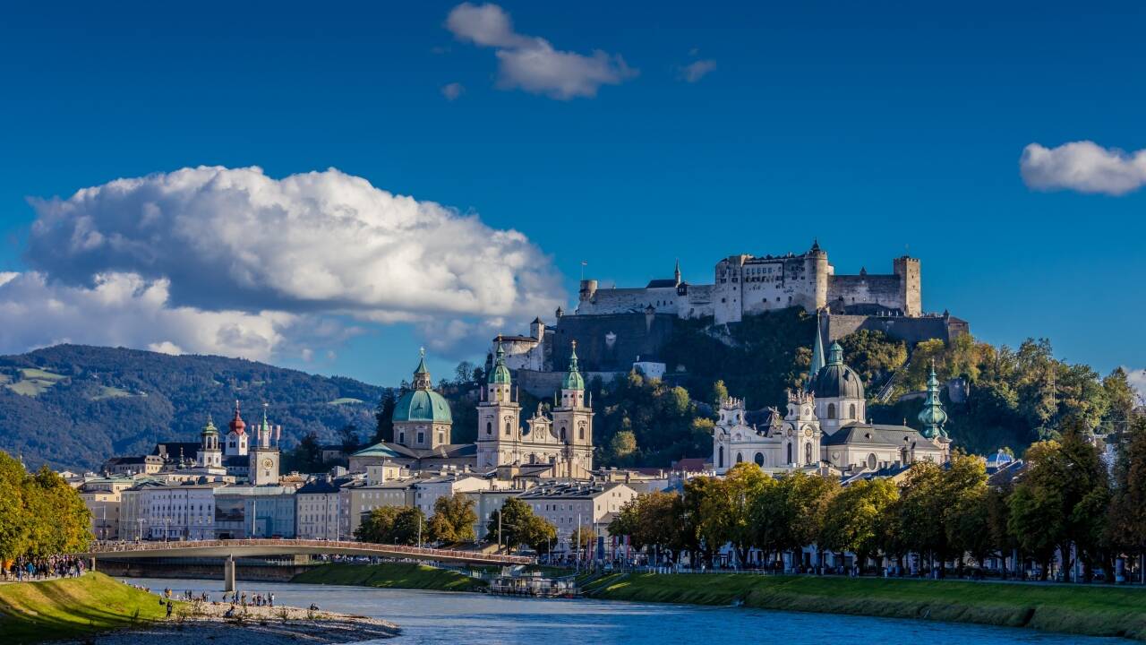 Salzburg och Linz, båda med rikt kulturliv och historia, är enkla utflyktsmål.