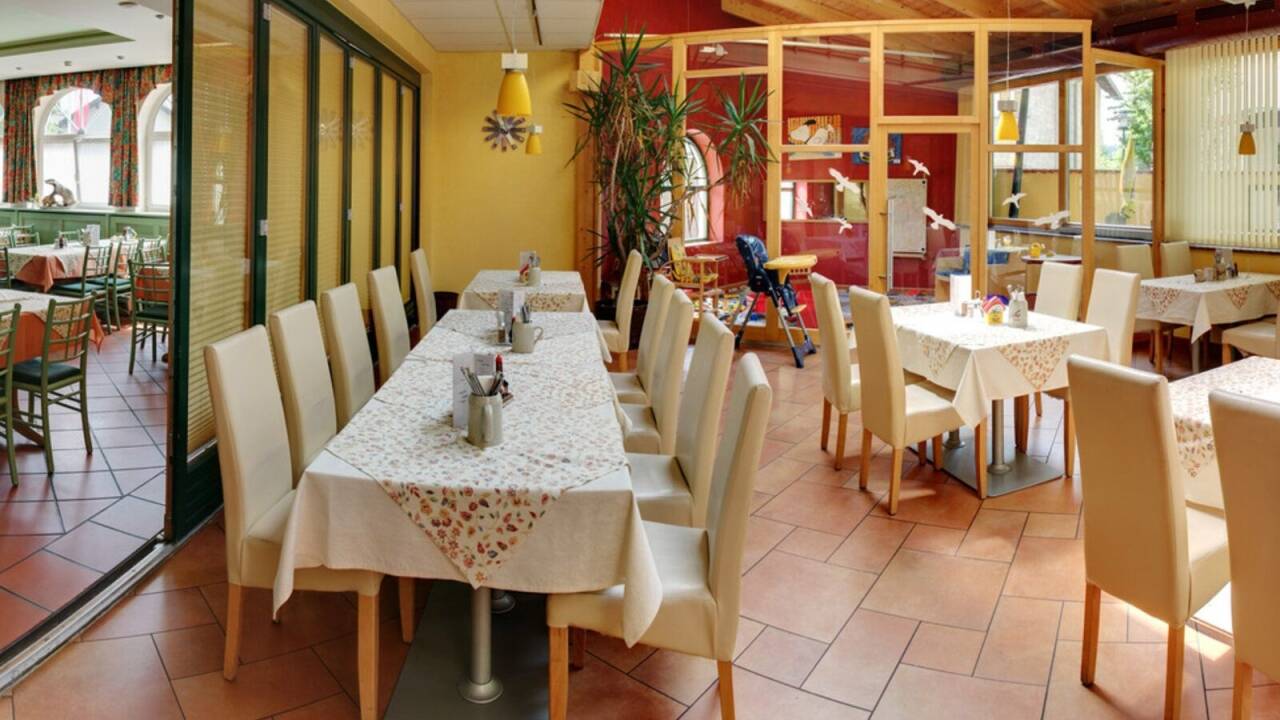 Njut av österrikiska specialiteter i restaurangen och slappna av i den mysiga vinbaren eller i den ljusa vinterträdgården.