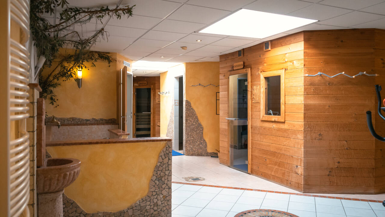 Slap af i det hyggelige wellnessområde efter en aktiv dag.