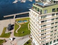 Velkommen til Hotel Riviera, et 4-stjernet hotel med standpromenade og fjordudsigt.