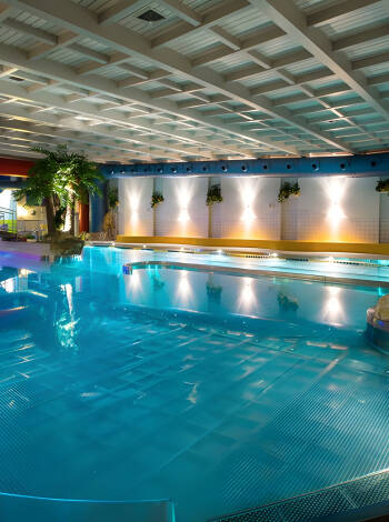 Alldeles intill hotellet finns en stor allmän äventyrsbassäng, som du lätt når via en gångväg.