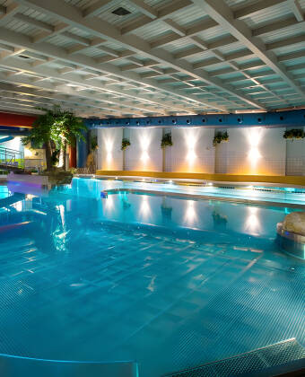 Rett ved siden av hotellet er det et stort offentlig opplevelsesbasseng, som du lett kan nå via en badekåpegangvei.