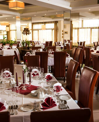 Nyt frokosten og middagen i den elegante hotellrestauranten.
