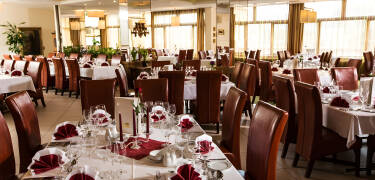Nyt frokosten og middagen i den elegante hotellrestauranten.