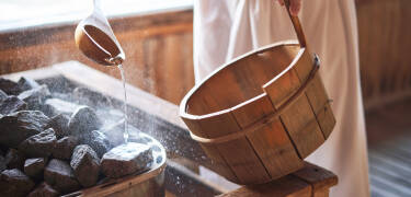 Slapp av i tepidarium, i den myke urtebadstuen, i den finske badstuen med farget lysbad eller i dampbadet.