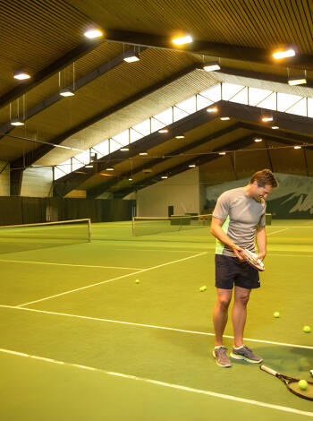 På hotellet finns tennis- och squashbanor och ett topputrustat gym.