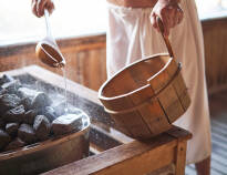 Entspannen Sie im Tepidarium, in der Kräuter-Soft-Sauna, in der finnischen Sauna mit Farblichtbad oder im Dampfbad.