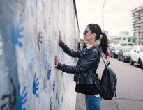 Utforska stadens historiska sevärdheter som Berlinmuren, Checkpoint Charlie och Brandenburger Tor.