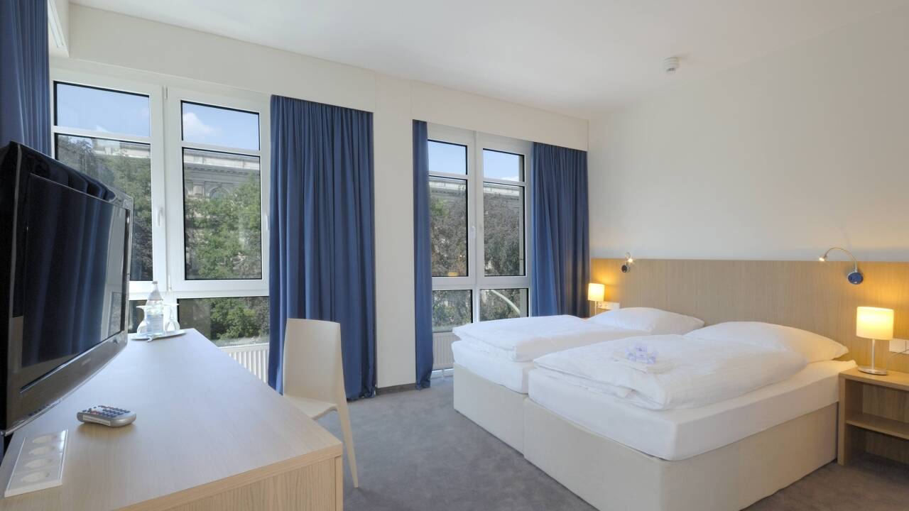 Hotellets værelser er totalrenoverte og danner noen komfortable rammer rundt oppholdet.