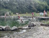 Starta grillen och njut av solen medan barnen simmar i badsjön.