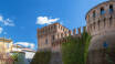 Erforschen Sie Emilia Romagna, beginnen Sie den Ausflug mit dem Besuch des nahegelegenen Schlosses.