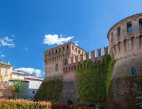 Erforschen Sie Emilia Romagna, beginnen Sie den Ausflug mit dem Besuch des nahegelegenen Schlosses.