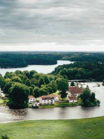 Boka en avkopplande semester på ett lugnt hotell vid älven i Gästrikland.