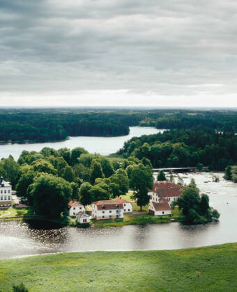 Buchen Sie einen erholsamen Urlaub in einem ruhigen Hotel am Flussufer in der Provinz Gästrikland.