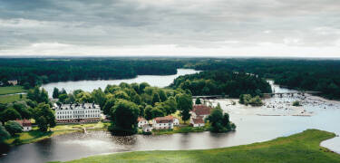 Boka en avkopplande semester på ett lugnt hotell vid älven i Gästrikland.