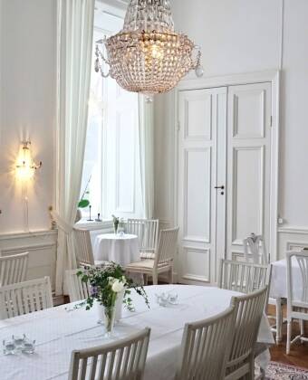 Oplev den tidløse charme på Gysinge Herrgård, en herregård bygget i 1830'erne.