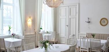 Entdecken Sie den zeitlosen Charme von Gysinge Herrgård, einem in den 1830er Jahren erbauten Herrenhaus.