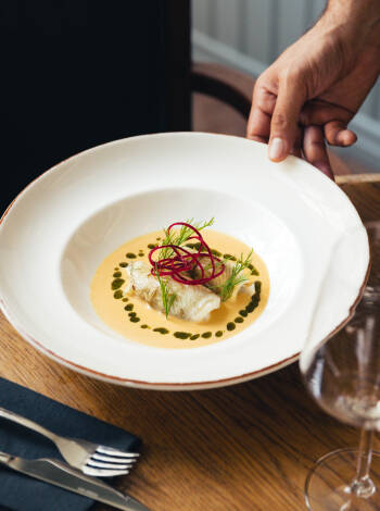 Restaurang Orangeriet och Café Udden serverar lokalproducerad och vällagad mat.