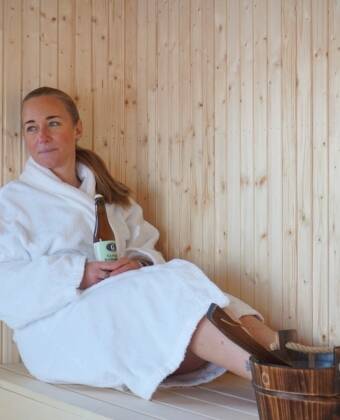 Faciliteterne omfatter en natursauna og et udendørs fitnesscenter.