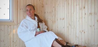 Fasilitetene omfatter en naturbadstue og et utendørs treningsstudio.