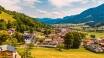 Andas in den friska bergsluften. Staden Brixen im Thale ligger ca 794 meter över havet.