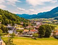 Andas in den friska bergsluften. Staden Brixen im Thale ligger ca 794 meter över havet.