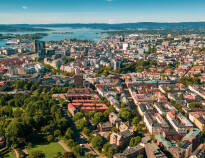 Efter en kort tunnelbaneresa kan du utforska Oslos kultur, shopping och kaféliv.