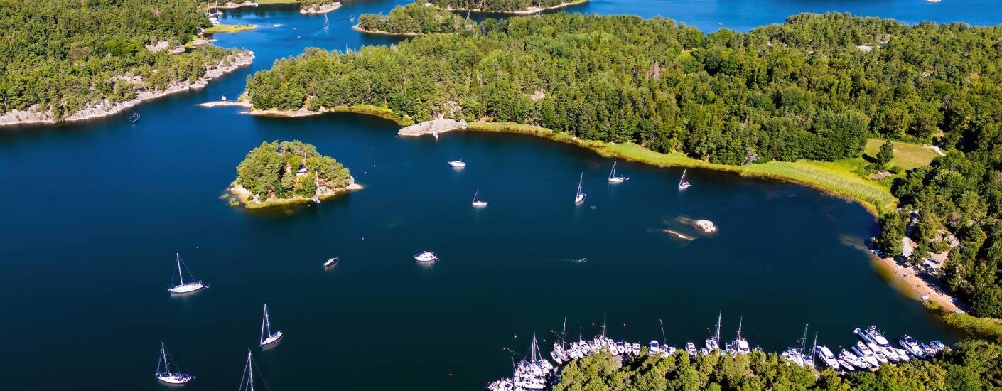 Oppdag skjønnheten i Stockholms skjærgård, med skoger, steinete kyster og åpent vann like utenfor hotellet.