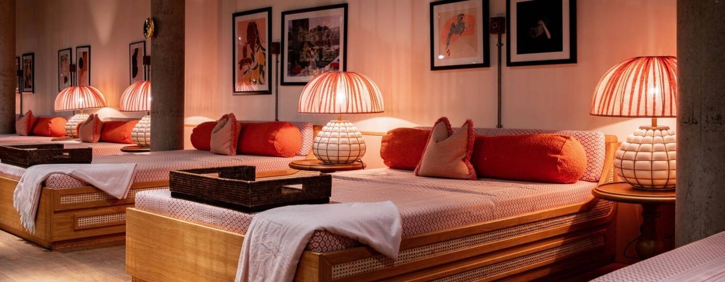 Len deg tilbake og slapp av i hotellets strandklubb-atmosfære, med solsenger, peis, drinker og musikk.